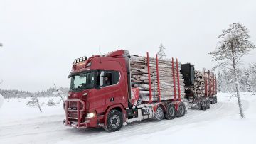 Kuljetusyrittäjä Ari Parkkinen haki viime viikolla kuitupuukuorman talvitien takaa Sallan Kieskisenpalosta. (Kuvaaja: Kirsi Tahvanainen)