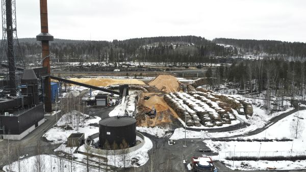 Jyväskylän Rauhalahden voimalan pihalla haketettiin energiapuuta maaliskuun lopulla. (Kuvaaja: Sami Karppinen)