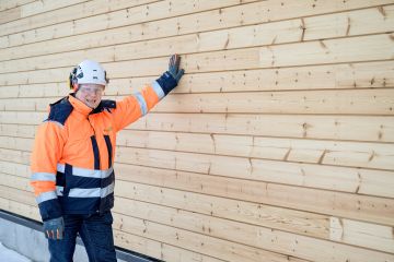 Vaikka rakentaminen mataa ja satamalakko vie asiakasluottamusta, Jari Suominen uskoo vihreän rakentamisen vahvistumiseen. (Kuvaaja: Keijo Lehtimäki)
