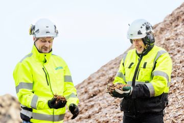 Westaksen bioenergiapäällikkö Juha Vahtera ja tuotantojohtaja Sakari Virtanen tarkastelevat Raunion sahan lämpölaitoksessa poltettavaa kuusenkuorta. Oma lämpölaitos tuottaa sahatavaran kuivauksessa käytettävän lämmön. 