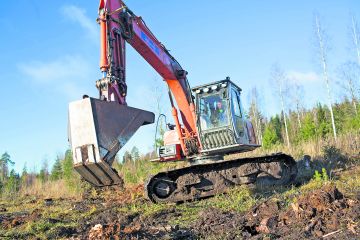 Mätästys on taitolaji. Kuulostele, kuka tekee mättäät laadukkasti. Metsämaan muokkauksessa työn laatu vaihtelee edelleen melkoisesti. (Kuvaaja: Sami Karppinen)