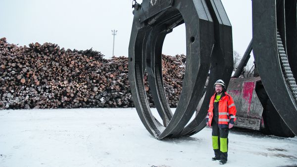 Tulevat puukuormat pyritään purkamaan suoraan kuljettimelle ja tehtaan kentälle on varastoitu vain parin päivän puskurivarasto. Vuoroinsinööri Esa Ratavaara on työskennellyt Metsä Groupin Kemin sellutehtaalla vuodesta 1989. (Kuvaaja: Mikko Häyrynen)