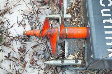 Oranssi ruuvi pakottaa vesat vastaterään, joka katkaisee ne.  