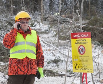 Metsänomistaja soittaa konemiehelle ennen hakkuualueelle menoa