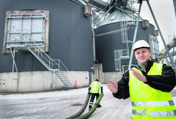 Kotkan Energia Oy vähensi venäläishakkeen käyttöä, kun Ukrainan kriisi alkoi, kertoo energianhankintapäällikkö Jari Taskinen Hovinsaaren biovoimalaitoksella. (Kuvaaja: Juha Metso)