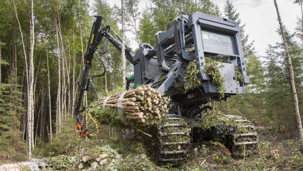  Nuorten metsien harvennuspuun korjuuseen tarkoitetut Fixteri-paalaimet on asennettu Logman-metsäkoneiden rungolle.  (Kuva: Mikko Riikilä)
