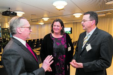 Metsätieteiden laitoksen johtaja Pasi Puttonen Helsingin yliopistosta (oikealla) ja Metsämiesten säätiön puheenjohtaja Ilpo Tikkanen esittelivät Maria Brockhausille suomalaisia metsäpäättäjiä. (Kuvaaja: Erkki Oksanen)