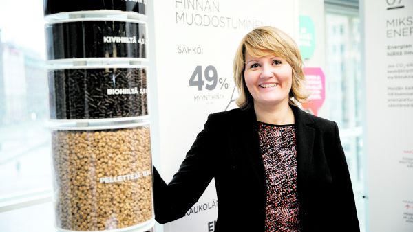 Maiju Westergrenin mukaan pelletin puolesta puhuu se, että sitä voidaan polttaa samoissa kattiloissa kuin kivihiiltä. (Kuvaaja: Seppo Samuli)