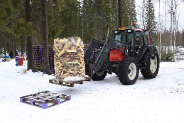 Varastoitavat klapit eristetään maasta kuormalavoilla.