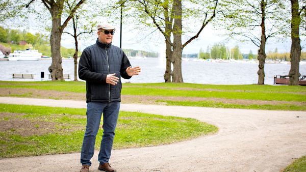 Etelä-Karjalan metsänhoitoyhdistys säilyy Jouni Tiaisen työnantajana, mutta sen lisäksi hänen työnantajiaan ovat nyt kaikki muutkin Suomen metsänhoitoyhdistykset. Työpiste vaihtuu Lappeenrannasta Helsinkiin. (Kuvaaja: Kimmo Metsälä)