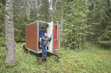 Kömmeli on traktorilla metsäpalstan reunaan hinattava taukotupa. Hankintahakkuut sujuvat talvella, kun kamiinan ääressä voi syödä eväitä ja kuivatella vaatteita. (Kuvaaja: Johannes Tervo)