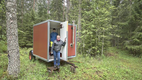 Kömmeli on traktorilla metsäpalstan reunaan hinattava taukotupa. Hankintahakkuut sujuvat talvella, kun kamiinan ääressä voi syödä eväitä ja kuivatella vaatteita. (Kuvaaja: Johannes Tervo)