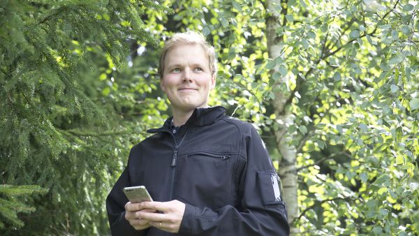 Puukauppaa suunnitteleva Juho Korvenoja on tyytyväinen etenkin Kuution mobiiliversioon. Hän yllättyi tarjousten määrästä. (Kuvaaja: Katri Lehtola)