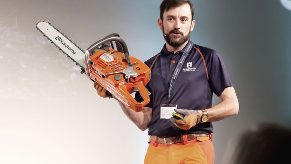 Husqvarnan tuotepäällikkö Gent Simmons esitteli uutta Husqvarna 572 moottorisahaa Sveitsin Luzernissa.  