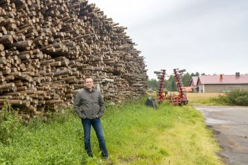 Lapualainen Kankaan broilertila polttaa reilut tuhat kuutiometriä haketta vuodessa. Jussi Kangas sanoo, että tähän aikaan pihalla pitää olla kahden vuoden puut - ensi talven tarve kuivuneena ja sitä seuraavan kuivumassa. (Kuvaaja: Pasi Ahola)