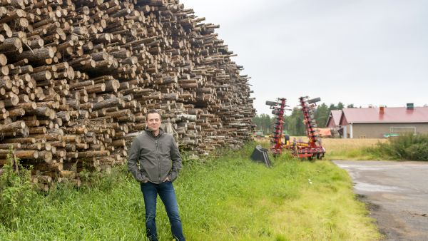 Lapualainen Kankaan broilertila polttaa reilut tuhat kuutiometriä haketta vuodessa. Jussi Kangas sanoo, että tähän aikaan pihalla pitää olla kahden vuoden puut - ensi talven tarve kuivuneena ja sitä seuraavan kuivumassa. (Kuvaaja: Pasi Ahola)