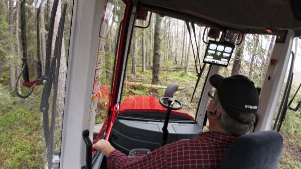 Metsäkoneen kuljettajan arkeen kiristyneet päästövaatimukset ovat tuoneet päivittäisiä lisätehtäviä varsinaisen tuottavan työn oheen.
