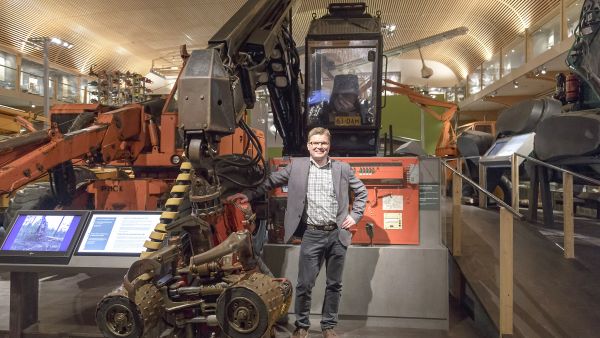 Niin Lusto kuin metsäkoneetkin uudistuvat. Pekka Äänismaan takana Valmet 901 -monitoimikone. (Kuvaaja: Timo Kilpeläinen)