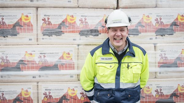 Kutterikuivikkeen sesonki on nyt alkamassa, kun lehmät ja hevoset ovat kesän jälkeen tulossa laitumilta sisään, Tero Dillström kertoo. (Kuvaaja: Else Kyhälä)