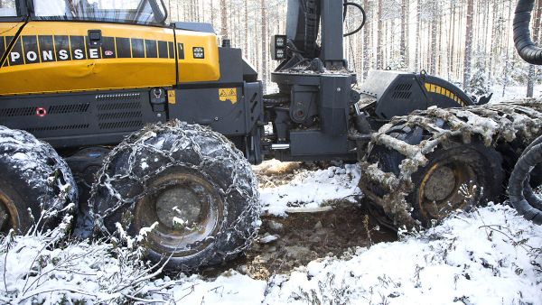 Talvisesta maisemasta huolimatta turvemaiden puunkorjuussa vallitsee vielä normaali, tai jopa normaalia hankalampi kesäkeli.  