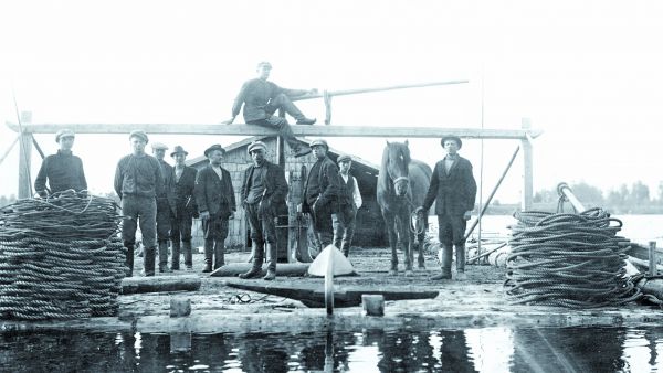 Työtaistelut rasittivat uittoja vuonna 1917. Kuvassa hevosponttuu Pälkäneellä.   