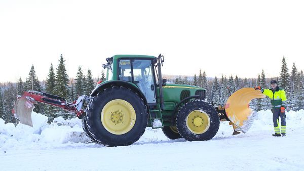 Koneurakointi Järvinen Ky:n Matti Järvinen on aurannut metsäautoteitä jo viidenkymmenen vuoden ajan. Puutavara-autot ja aurauskalusto ovat kasvaneet vauhdilla, mutta metsätieverkosto ei ole pysynyt kehityksessä mukana. (Kuvaaja: Sami Karppinen)