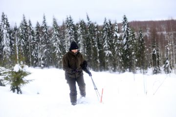 Älypuhelimen gps:n ja karttasovelluksen avulla rajapyykin voi paikantaa muutaman metrin tarkkuudella. Tukkeutuneen rajalinjan aukaisuun puhelimen tarkkuus ei riitä. (Kuvaaja: Sami Karppinen)
