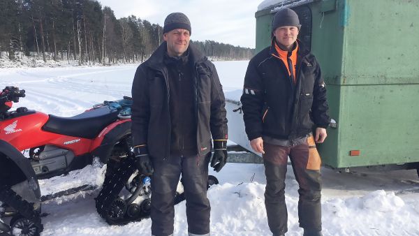 Luontovalvojat Teemu Uotila ja Leo Parkkonen ovat hakanneet Punkaharjun männiköitä. (Kuvaaja: Heta Välimäki)