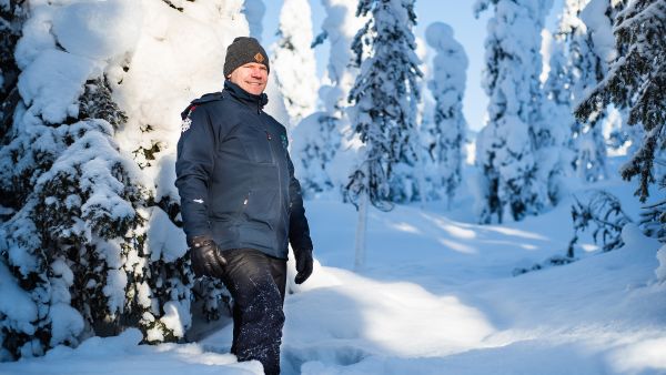 Juri Laurila uskoo, että energiaomavarainen älykylä voisi olla ratkaisu maaseudulla asumisen kalleuteen. (Kuvaaja: Juha Ollila)