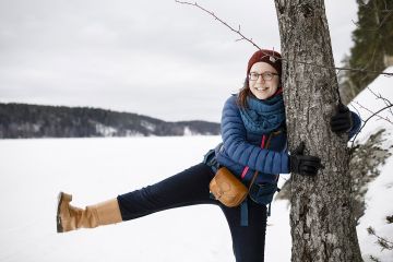 Rovaniemeltä kotoisin oleva Laura Halvari näkee itsensä Lapissa myös tulevaisuudessa, vaikka hän piipahtikin kuvanottohetkellä Nuuksion kansallispuistossa Uudellamaalla. Luonto on ihanaa joka puolella, mutta pohjoisessa on rauha ja hiljaisuus. (Kuvaaja: Seppo Samuli)