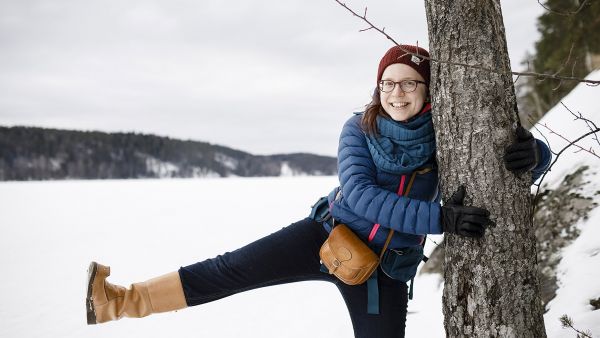 Rovaniemeltä kotoisin oleva Laura Halvari näkee itsensä Lapissa myös tulevaisuudessa, vaikka hän piipahtikin kuvanottohetkellä Nuuksion kansallispuistossa Uudellamaalla. Luonto on ihanaa joka puolella, mutta pohjoisessa on rauha ja hiljaisuus. (Kuvaaja: Seppo Samuli)