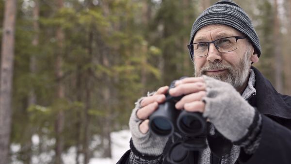 Antero Marjakankaalla on retkillään mukanaan vähintään kiikari ja useimmiten myös kamera. (Kuvaaja: ANTTI J. LEINONEN)