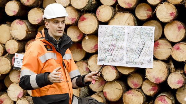 Stora Enson metsäasiantuntija Staffan Henriksson havainnollistaa perinteisen puunkorjuun ja Rätt metod -menetelmän eroja loviisalaisella hakkuuty        ömaalla. (Kuvaaja: Seppo Samuli)