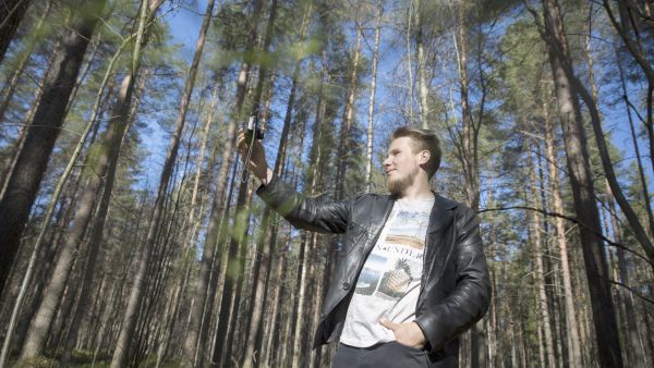 Riku Ekman aloitti videobloggaamisen, eli vloggaamisen, noin viisi vuotta sitten videopalvelu YouTubessa. Nyt hän alkaa käsitellä metsäalan ajankohtaisia aiheita Metsälehden verkkosivuilla. (Kuvaaja: Johanna Kokkola)