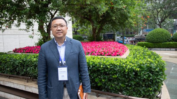 PEFC Kiinan johtaja Benson Yu kertoo, että monen kiinalaisen kosketus luontoon rajoittuu kaupunkien viheralueisiin. Kuva: Heikki Hurme 