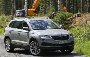 Katumaasturi Skoda Karoq kulkee hyvin myös metsäteillä.  