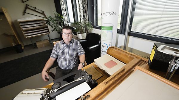 Jorma Saarimaa sanoo, että franchising-liiketoiminta auttaa kasvattamaan metsäpalveluyritysten kokoa ja siten tekemään niistä houkuttelevampia työpaikkoja tulevaisuuden tekijöille. Saarimaa kuvattiin yhtiön Hämeenlinnan toimiston perinnenurkkauksessa.  