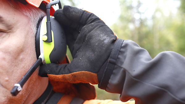 Puhelu avataan ja päätetään peukalon alla olevalla painikkeella. (Kuvaaja: Sami Karppinen)