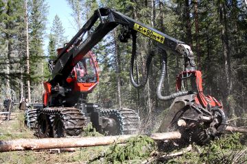  Hakkuukoneen kuljettajalta kannattaa varmistaa ennen puiden kaatoa, että kuskin saama korjuuohje vastaa puukaupassa sovittuja asioita.  Hakkuusopimukseen kannattaa kirjata, että konekuskin tekemästä koneen mittauslaitteen ja kantokäsittelyn omavalvonnasta tulee tieto metsänomistajalle. (Kuvaaja: Valtteri Skyttä)