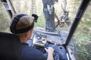 Hakkuun ajan menekkiä selvitetään muun muassa kuvaamalla kaikki työ-vaiheet kuljettajan otsalle asennetulla videokameralla.  