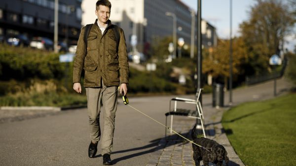 Pekka Keloneva on ollut metsänomistaja noin 10 vuotta. Parin viime vuoden aikana hän on ostanut lisää metsää isänsä ja veljensä kanssa ja he ovat tehneet aktiivisemmin metsänhoitotöitä. Keloneva kertoo, että nyt hän on alkanut seurata säätä aivan eri silmällä kuin ennen. Ennusteista tulee katsottua, onko luvassa myrskyä, milloin pakkaset alkavat tai tuleeko kelirikkoja. Kävelylle pääsi mukaan Lempi-koira. (Kuvaaja: Seppo Samuli)