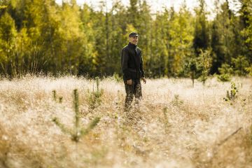 Niin kauan kuin taimien latvukset näkyvät heinän keskeltä, pärjäävät taimet omillaan, kertoo Pekka Fincke.  