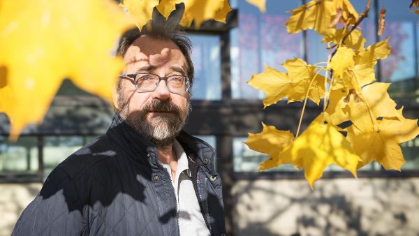 Heimo Karppinen on ollut vuosikymmenet mukana tekemässä suuria metsänomistajatutkimuksia. Parhaillaan tekeillä on kymmeniä kysymyksiä sisältävä lomake metsänomistajille. (Kuvaaja: Else Kyhälä)