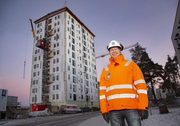 Katetut ja lämpimät työmaaolosuhteet ovat erittäin mukavat, sanoo Joensuun Ellin toimitusjohtaja Jarmo Ojalainen. Puurakenteen ansiosta työmaa ei ole meluisa eikä pölyinen.  (Kuvaaja: Harri Mäenpää)