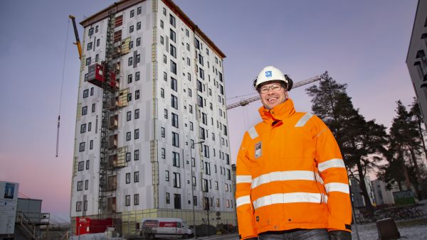 Katetut ja lämpimät työmaaolosuhteet ovat erittäin mukavat, sanoo Joensuun Ellin toimitusjohtaja Jarmo Ojalainen. Puurakenteen ansiosta työmaa ei ole meluisa eikä pölyinen.  (Kuvaaja: Harri Mäenpää)