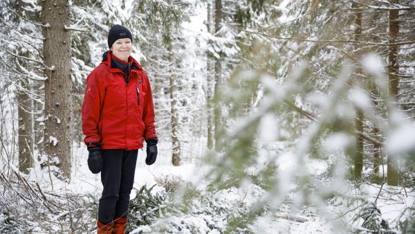 Metsäasioista kannattaa olla ainakin sen verran selvillä, että tietää, miten metsiään haluaa hoitaa, sanoo Outi Pettersson. (Kuvaaja: Seppo Samuli)