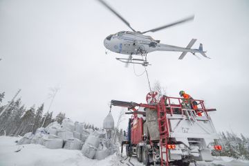 Helikopterilla levitettynä typen ja tuhkan seoslannoitus maksaa 400-500 euroa hehtaarilta. (Kuvaaja: Simo Laitinen)