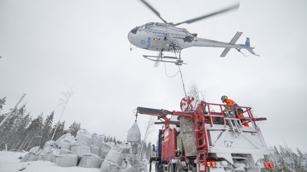 Helikopterilla levitettynä typen ja tuhkan seoslannoitus maksaa 400-500 euroa hehtaarilta. (Kuvaaja: Simo Laitinen)