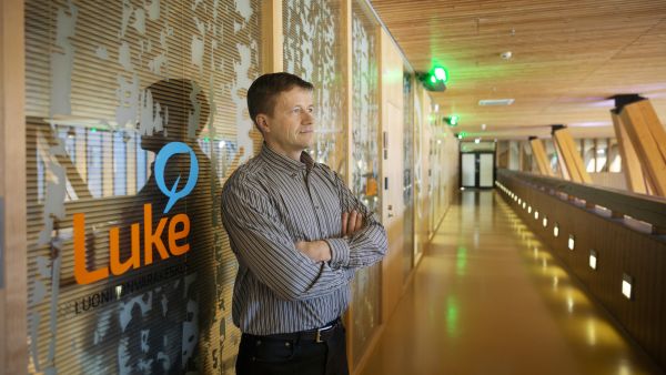 Luonnonvarakeskuksen tutkija Kari T. Korhonen on työskennellyt Valtakunnan metsien inventoinnin päävastuullisena 15 vuotta.  (Kuvaaja: Johanna Kokkola)