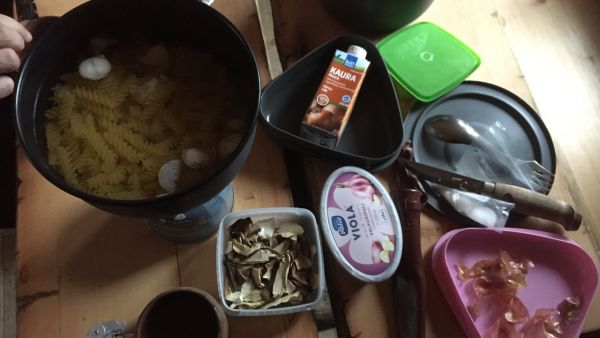 Tärkein varuste on pipo, mutta toiseksi tärkein ruokailuvälineet. Tässä kuvassa on kaikki: titaaninen spork, puukko, ruoka-astia, kuksa ja keitin.